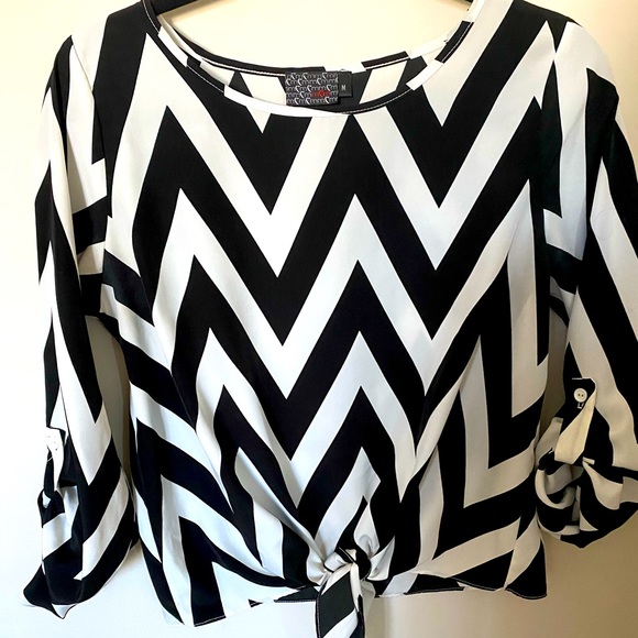 Black & White chevron top. Front tie front. - Picture 1 of 1